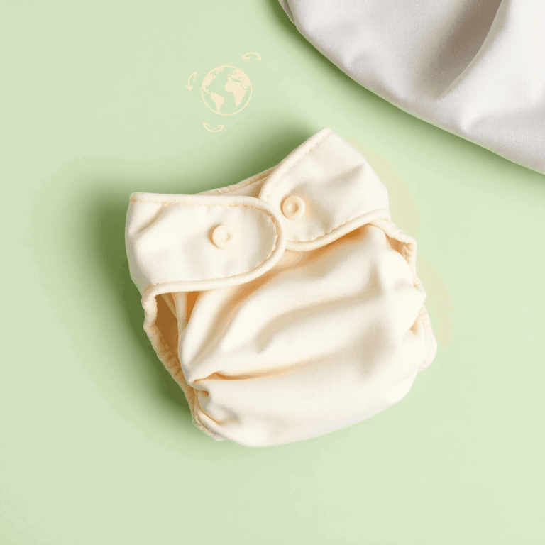 Close-up van milieuvriendelijke herbruikbare babydoekjes op een zachte groene achtergrond met subtiele symbolen van aarde en water, minimalistische...